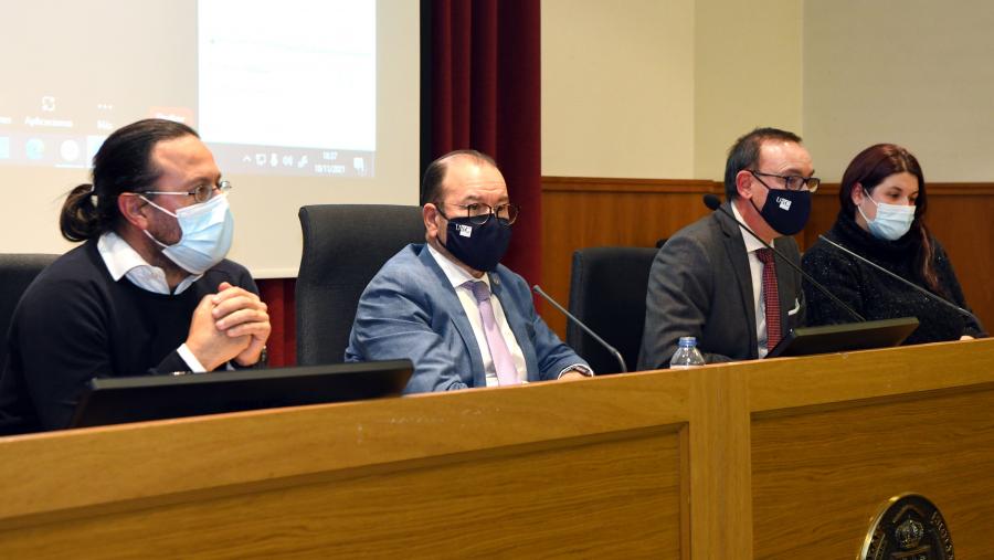O reitor Antonio López inaugurou estes encontros nun acto institucional no que tamén tomaron parte o decano do centro Marcelino Agís, Javier Barcia González, presidente da SIFA; e Alba Iglesias Varela, presidenta da Sociedade Galega de Estudos Nipóns. FOTO: Santi Alvite