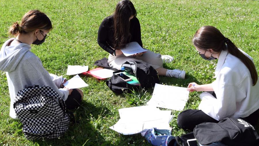 Estudantes nun espazo natural. Foto: Santi Alvite