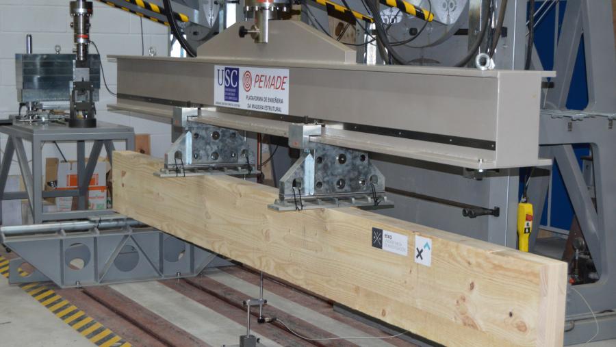Ensaio de madeira nas instalacións da Plataforma de Madeira Estrutural (Pemade) da USC