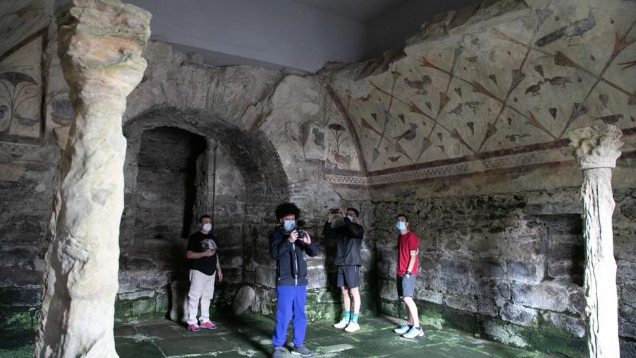 Participantes en 'Antropoloxías do Camiño. Camiños da Antropoloxía', no templo de Santa Eulalia de Bóveda. Foto: Elena Rosa