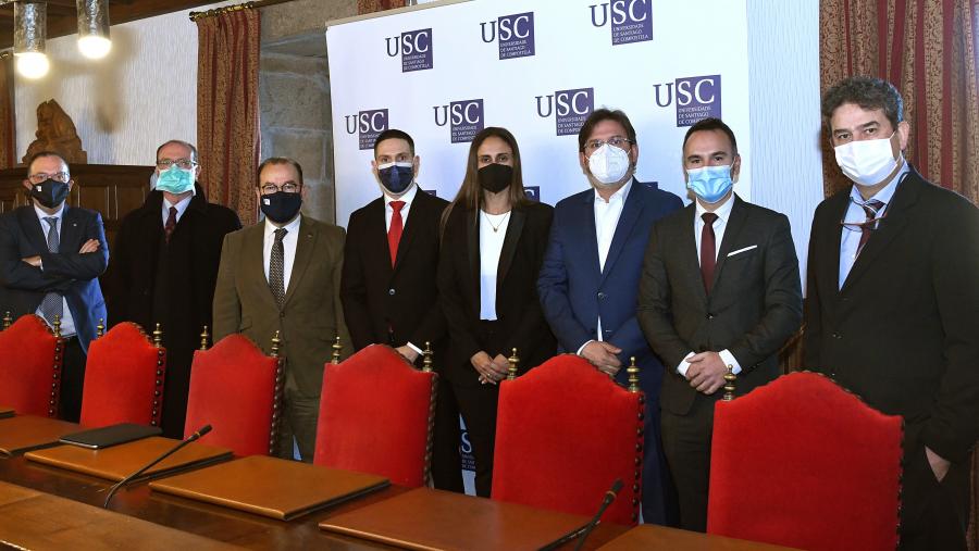 De esquerda a dereita, Gumersindo Feijoo, Abel García, Antonio López, Mario Pérez-Sayáns, Leana Kathleen Bragança, Jesús Pato, Fernando Guldrís e Benjamín Martín. FOTO: Santi Alvite  