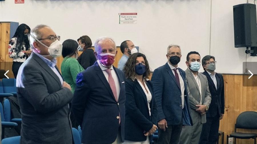 Ángeles Romero, no centro, entre José Carlos Otero e Agustín Merino, e outros responsables académicos de Ecuador