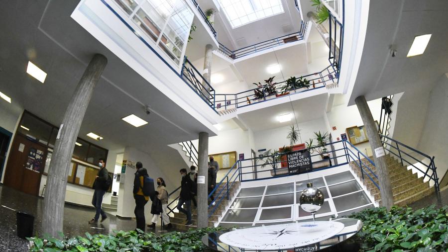 Ademais de González Kölmel, outros catro titulados nesta Facultade da USC atópanse en chanzos destacados. FOTO: Santi Alvite