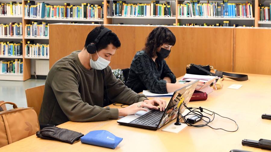 Alumnado preparando un traballo na Biblioteca Intercentros de Lugo. FOTO: Santi Alvite