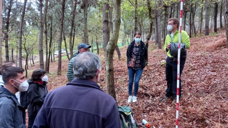 César Pérez Cruzado, á dereita, con outros investigadores, nun monte