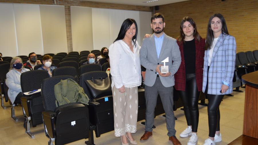 De esquerda a dereita, Miriam Gómez, Diego Rivas, Catherine Vales e Clara Fernández, na Facultade de ADE 