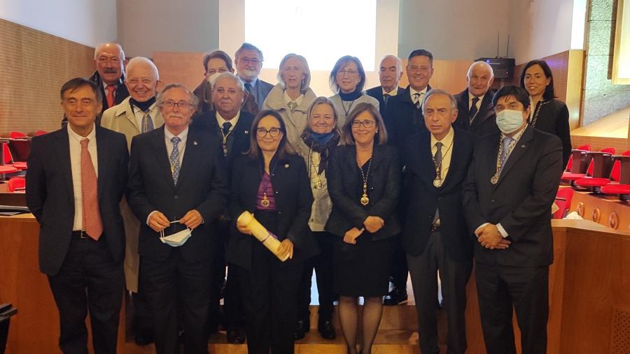 Carmen García Jares, en primeiro termo e no centro da imaxe, suma unha traxectoria docente de máis de 30 años. FOTO: Real Academia de Farmacia de Galicia