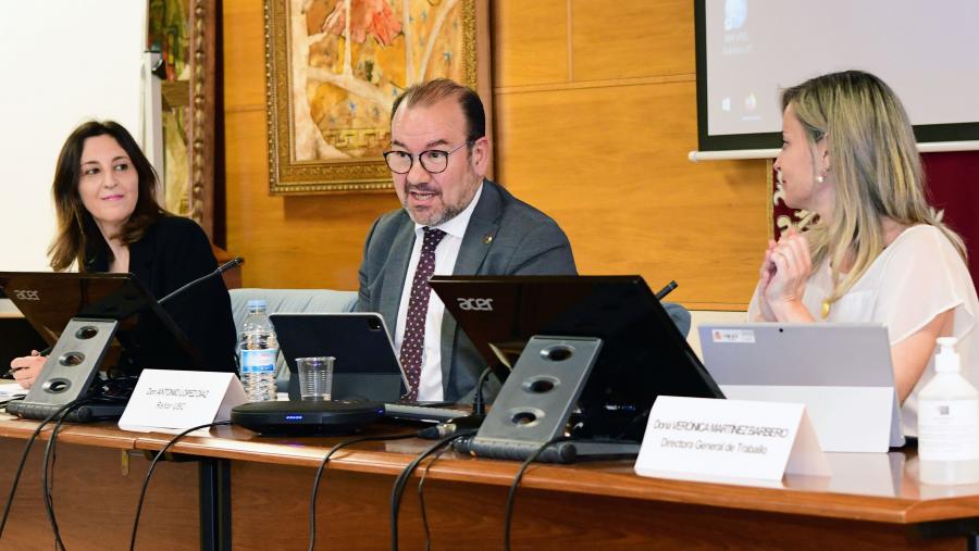 De esquerda a dereita, Silvia Moscoso, Antonio López e Verónica Martínez Barbero. FOTO: Santi Alvite