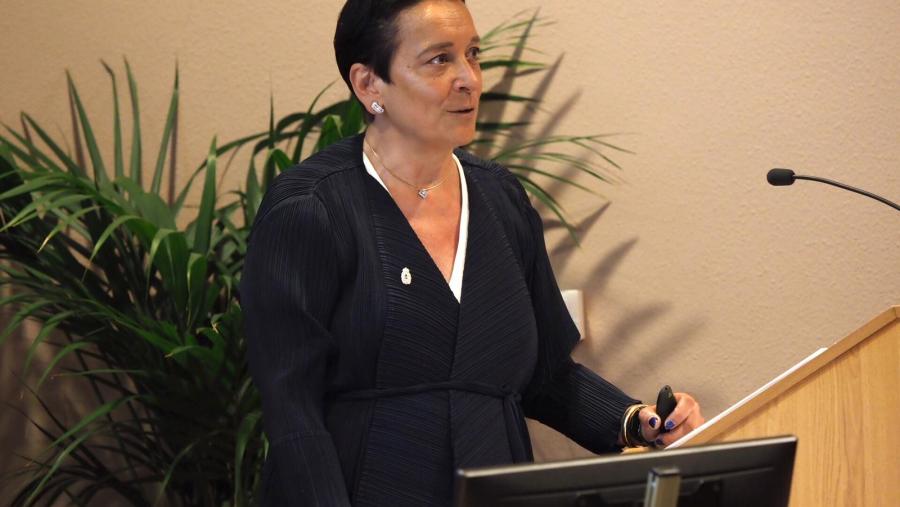 Ana Goy Díaz, no discurso de ingreso como académica de número da RAGBA, na Facultade de Humanidades