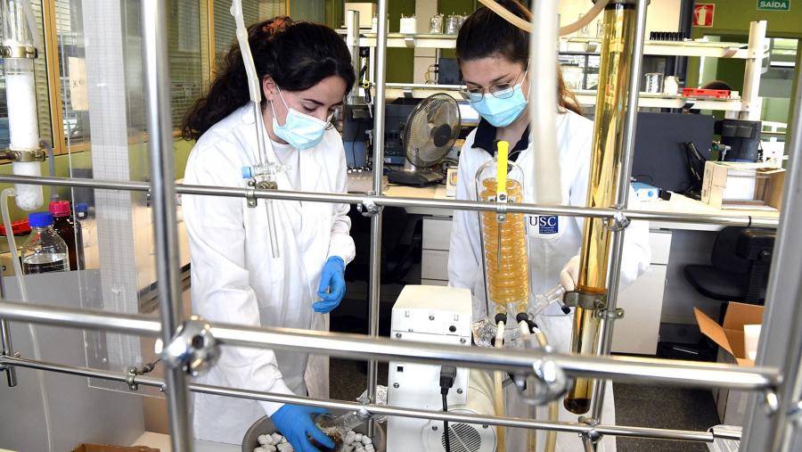 Investigadoras en laboratorio da ETSE