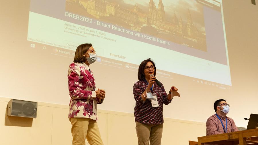 María José García Borge, profesora de investigación do Instituto de Estrutura da Materia do CSIC, e Dolores Cortina, investigadora do IGFAE, presiden o comité local do DREB2022. FOTO: Elena Mora