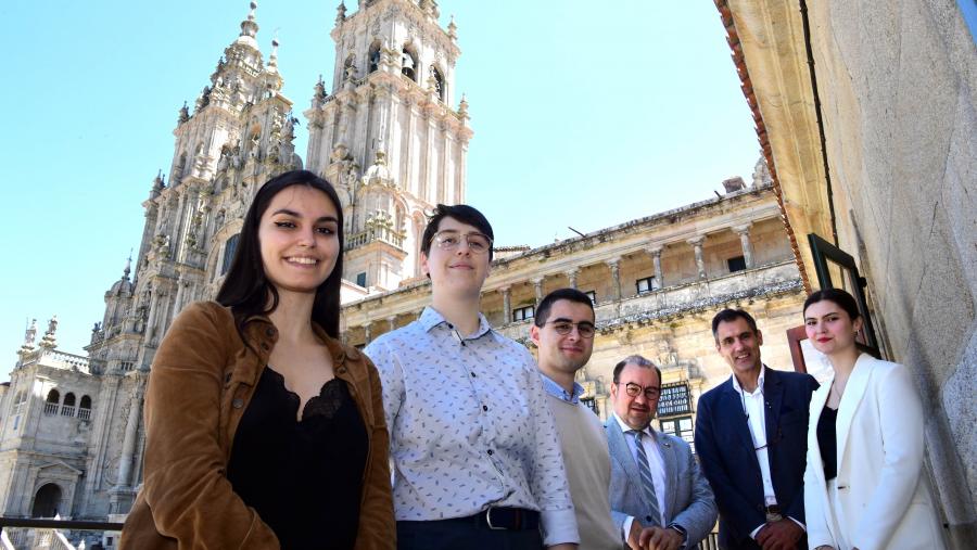 O reitor recibiu o equipo composto por Andrés Vázquez, Irene Fraga, Carmen Castrillo e Eva Carollo, e coordinado polo profesor da área de Dereito Internacional Público, Daniel Neira. FOTO: Santi Alvite