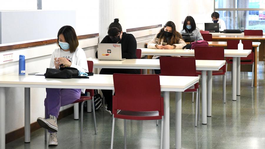 Agárdase que o encontro congregue a máis de 160 investigadores, que terán ocasión de presentar e debater os resultados dos seus traballos. Imaxe de arquivo de Filoloxía. FOTO: Santi Alvite