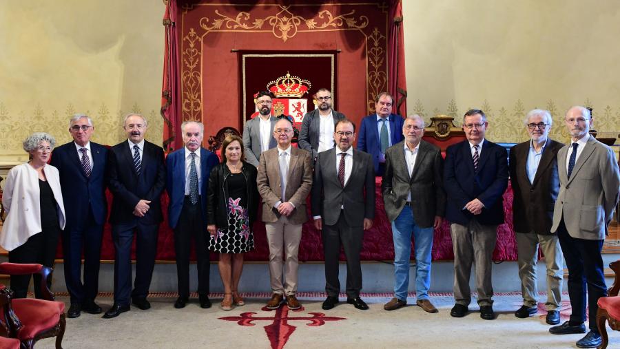Foto de familia das persoas que recibiron a insignia xunto ao reitor e directores dos departamentos. FOTO: Santi Alvite