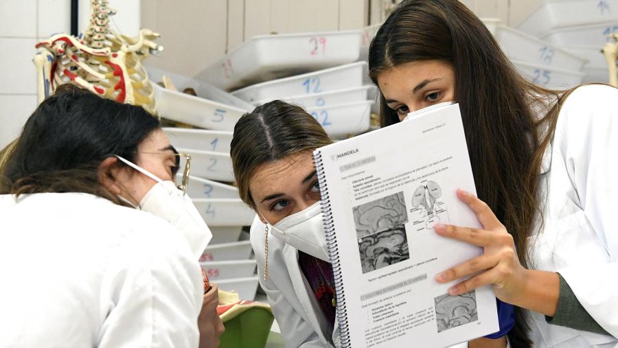 Imaxe de arquivo dunha clase práctica na Facultade de Medicina.  FOTO: Santi Alvite
