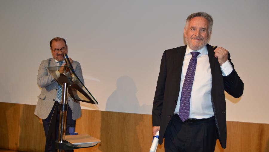 Antonio Rigueiro amosa a Insignia de Ouro da USC en presenza do reitor Antonio López