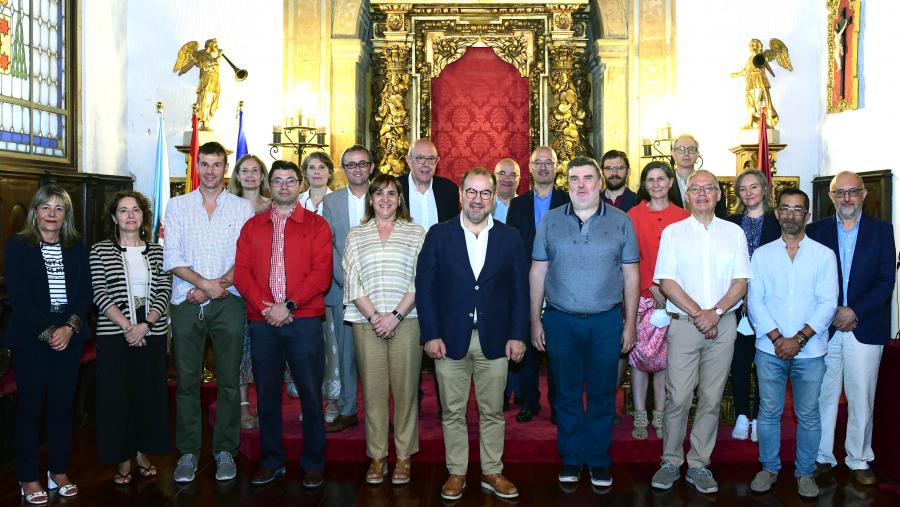 Foto de familia do reitor cos premiados e premiadas. FOTO: Santi Alvite