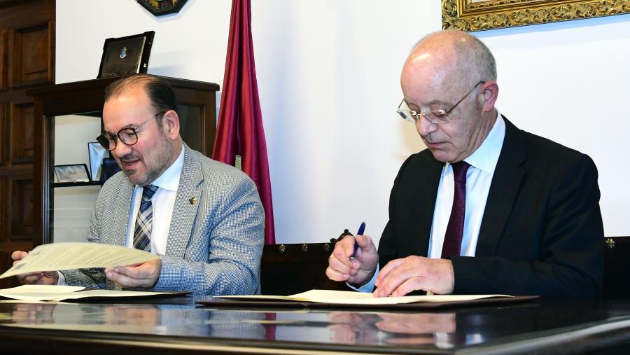 O reitor Antonio López e o presidente do Consello Consultivo de Galicia, José Luis Costa Pillado, asinaron o documento. FOTO: Santi Alvite