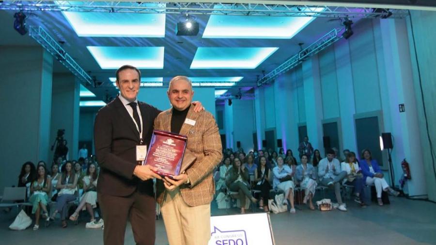 Pérez Varela recolleu a placa que distingue a súa traxectoria de mans do doutor Nikhilesh Vaid