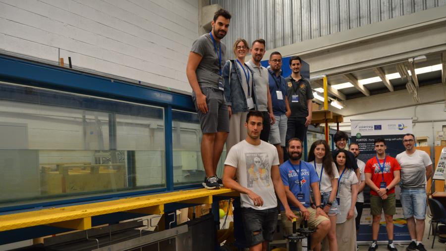 Rodrigo Carballo, terceiro pola esquerda, con participantes da acción formtiva do proxecto PORTOS