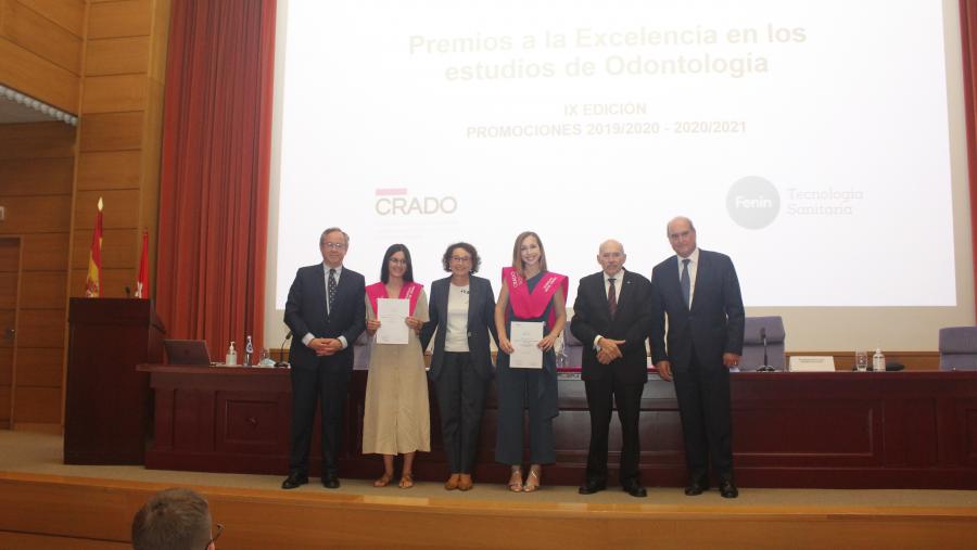 Por parte da USC, recolleron o seu galardón as alumnas Ana Vázquez Bouzo, do curso 2019-20, e Aitana Caride Quiroga, do 2020-21