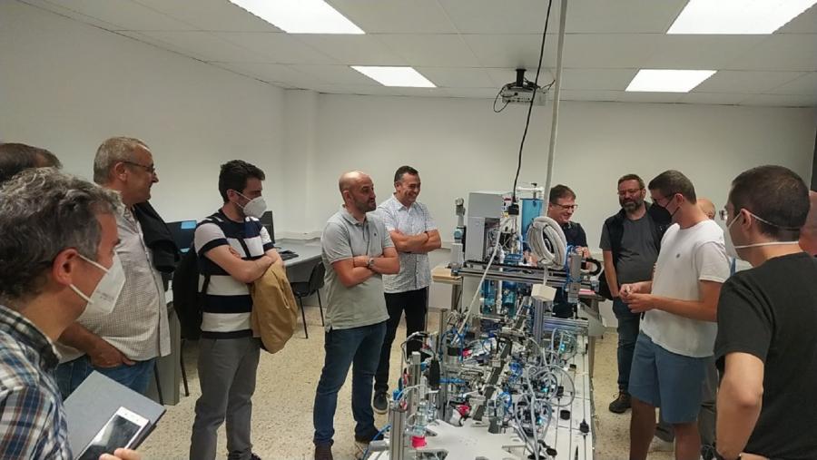 Docentes do grao en Robótica e directivos de Finsa observan diversos equipamentos na EPS de Enxeñaría