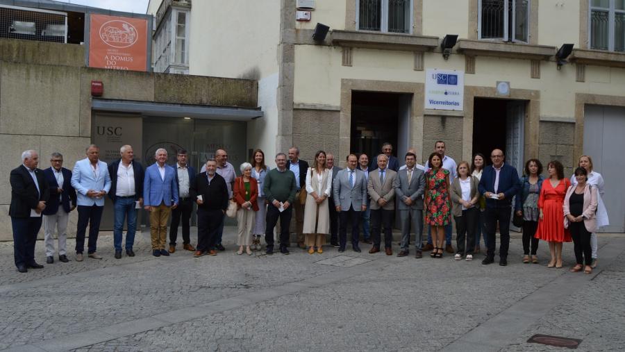 Alcaldes e alcaldesas da provincia de Lugo co reitor Antonio López e outros membros do equipo de goberno da USC