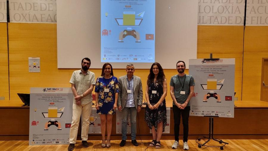 Mª de los Ángeles Gómez e Alfonso Lago no centro (segunda e terceiro pola esquerda) con outros integrantes do equipo  