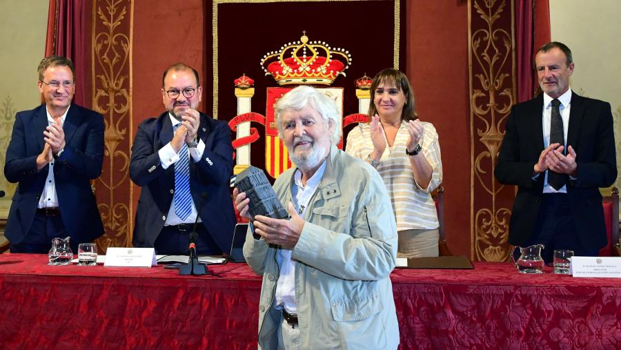 O profesor Beiras puxo en pé ao público presente no Paraninfo. FOTO: Santi Alvite