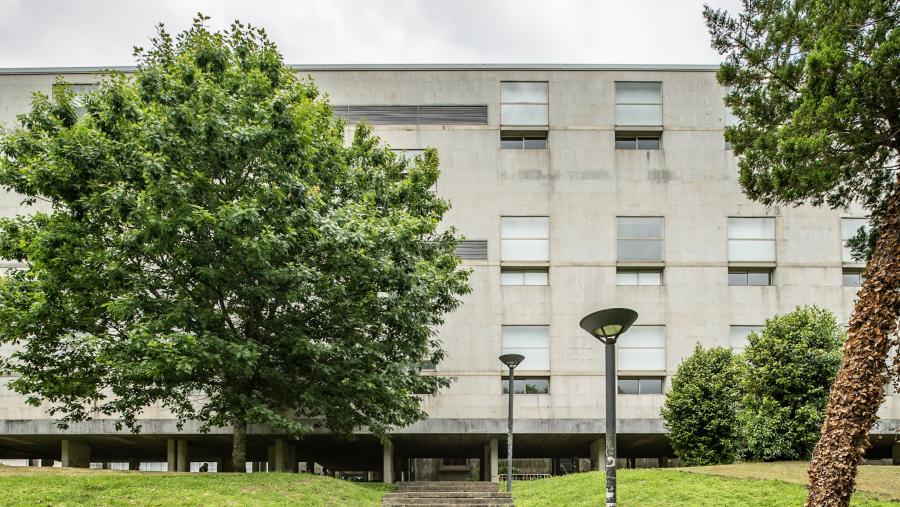 A Facultade de Filoloxía da USC acolle as visita do profesor Francisco Noa. FOTO: Andrés Fraga