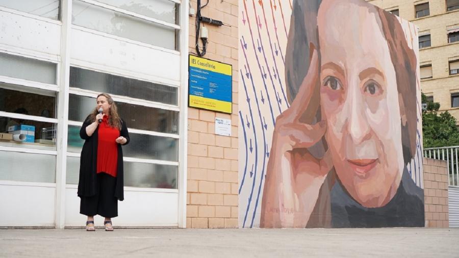 No mural sobresae un retrato en primeiro plano de Rosana Rodríguez sobre uns diagramas que remiten á investigación da matemática galega