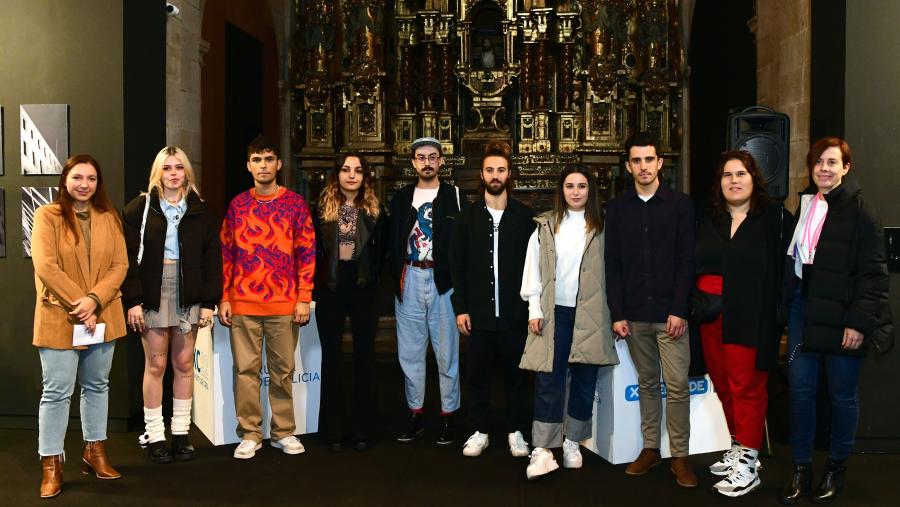 Pilar Murias (dereita) e Cristina Pichel (esquerda) posan cos creadores e creadoras finalistas. FOTO: Santi Alvite