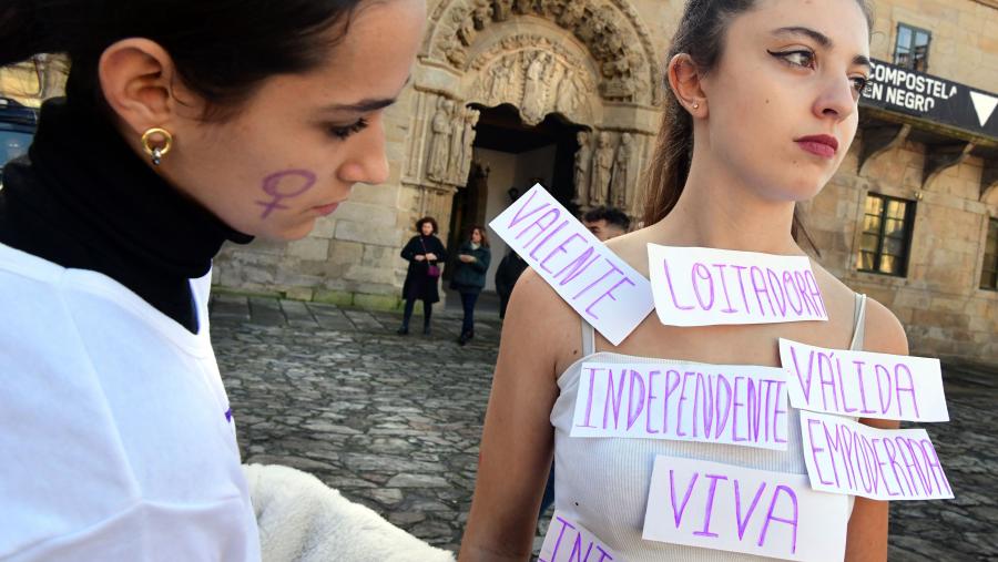 Performance desenvolvida na Praza do Obradoiro por alumnado de Ciencias da Educación co gallo do 25N. FOTO: Santi Alvite