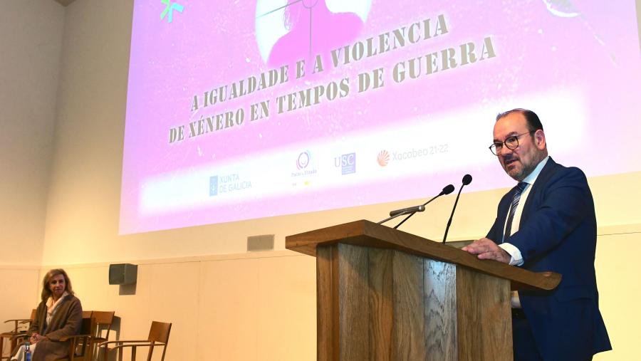 O reitor clausurou o foro. FOTO: Santi Alvite