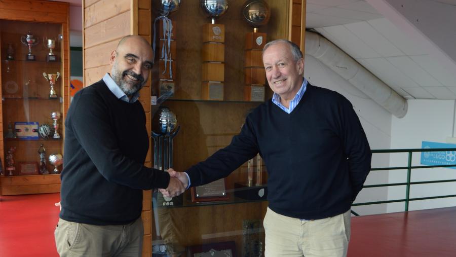 Roberto Bande e Tito Díaz, diante dunha vitrina de trofeos do CB Breogán