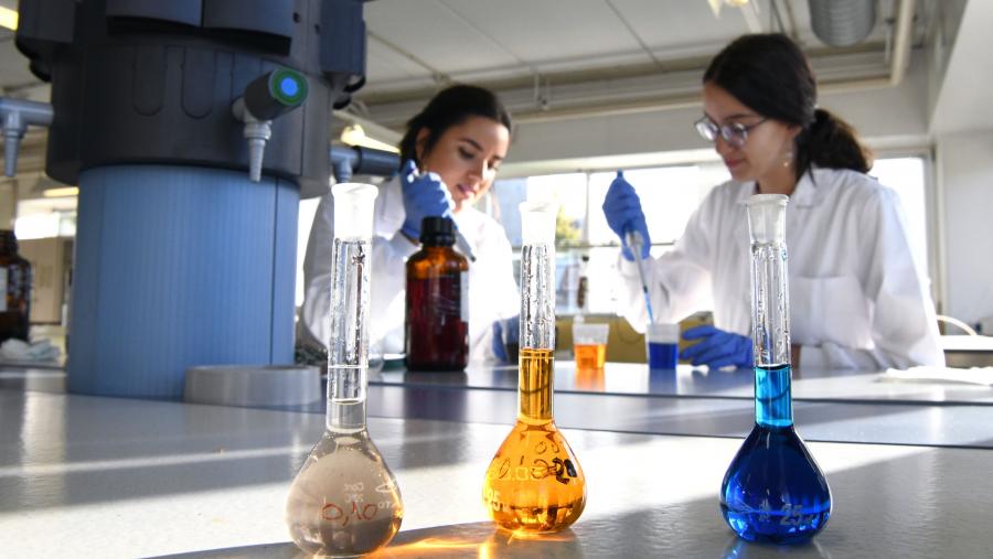 Laboratorio de Enxeñaría Ambiental na ETSE. FOTO: Santi Alvite