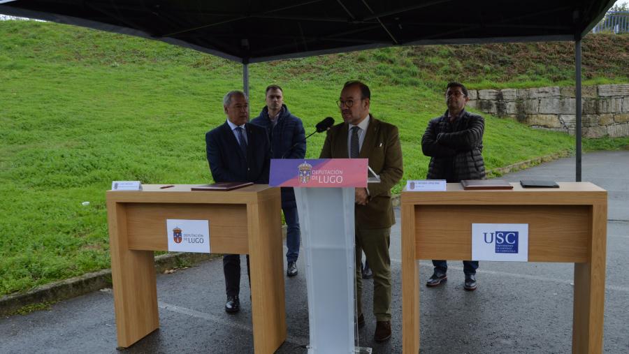 Antonio López, fala en presenza de José Tomé, Pablo Rivera e Francisco Fraga