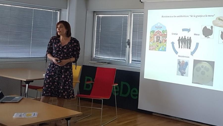 Azucena Mora, nunha charla no edifico Cactus de Lugo