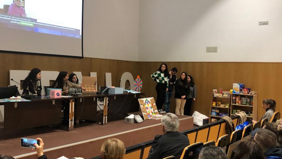 Alumnado presentando o material didáctico 