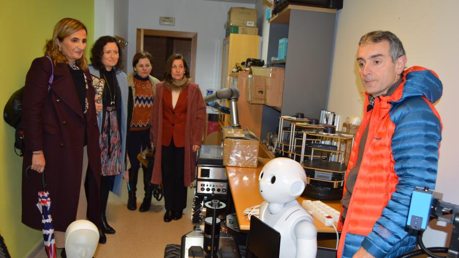 De esquerda a dereita, Movilla, Ares, Romero, López e García, nun laboratorio de Robótica