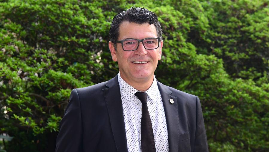 Jesús López Romalde, intres antes de recibir a medalla Ánxeles Alvariño González da RAGC. FOTO: Santi Alvite