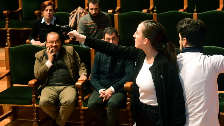 O reitor Antonio López e o conselleiro de Cultura, Educación, FP e Universidades, Román Rodríguez, asistiron aos ensaios xunto coa vicerreitora Pilar Murias. FOTO: Santi Alvite