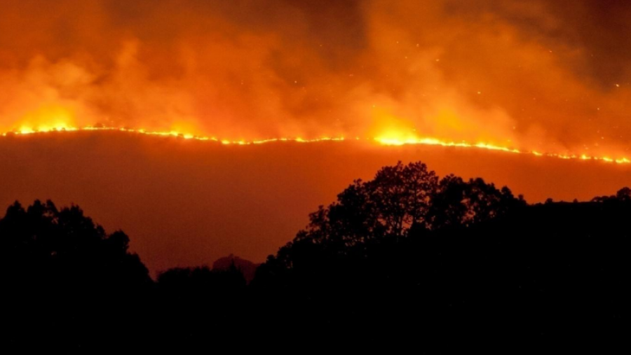 Imaxe aérea dun incendio forestal en Galicia
