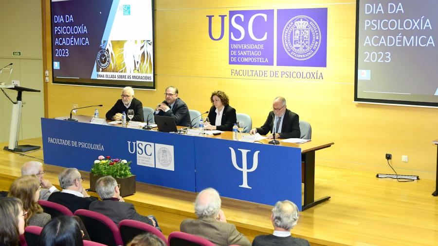 De esquerda a dereita, Manuel Francisco Martínez García, Gumersindo Feijoo Costa, Mª José Sampedro Vizacaya e Hipólito Puente Carracedo. FOTO: Santi Alvite