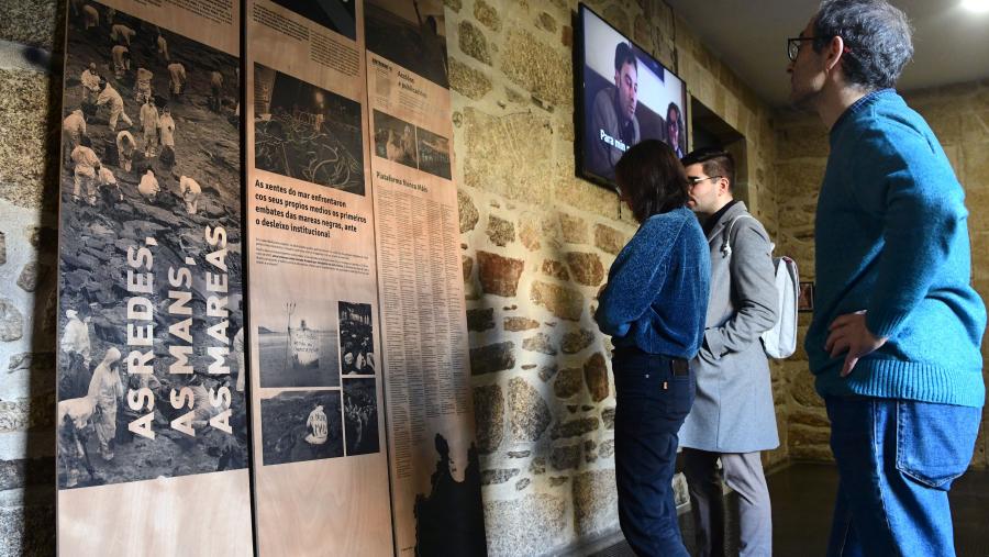 A exposición ‘20 anos do Prestige unha aproximación multidisciplinar’ que acompaña o resto de actividades poderá visitarse ata o vindeiro 20 de marzo no primeiro andar da Facultade. FOTO: Santi Alvite