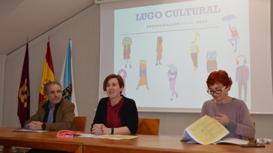 Pilar Murias, entre Antonio Álvarez e Tareixa Ferreiro, no Pazo de Montenegro