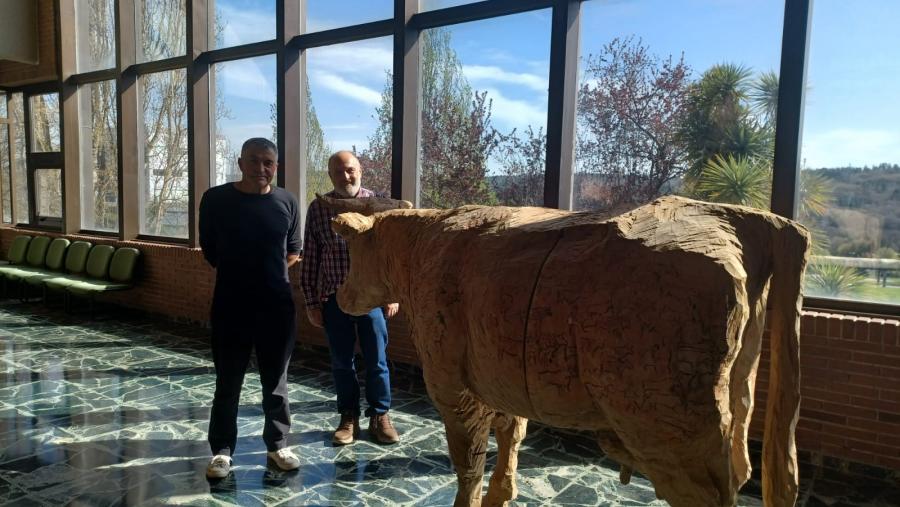 Álvaro de la Vega e Gonzalo Fernández ollan a peza 'Atavismo', exposta no vestíbulo de Veterinaria