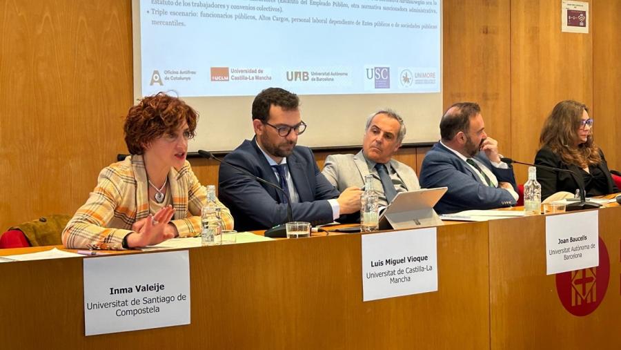 Inma Valeije, primeira pola esquerda, durante a súa intervención 