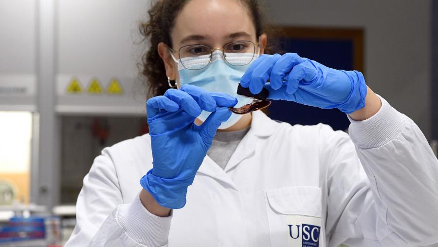 Investigadora traballando no laboratorio de Nanomag. FOTO: Santi Alvite