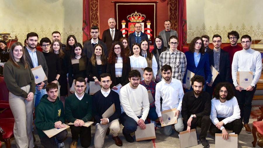 Foto de familia do reitor cos premiados e premiadas. FOTO: Santi Alvite